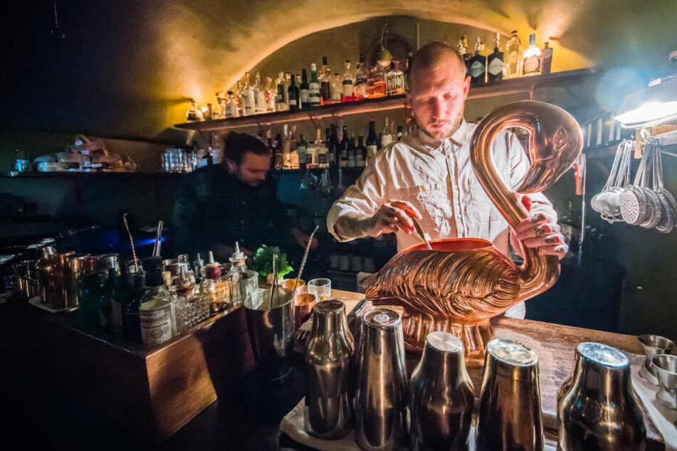 Michele Heinrich (r), Bar Manager, bereitet in der "The Kinly Bar" ein Getränk in einer überdimensionalen Schwan-Karaffe vor.