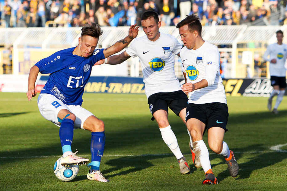 Nils Blumberg (M.) hat sich in den letzten Jahren bei Hertha BSC II zu einem herausragenden Regionalliga-Spieler entwickelt.