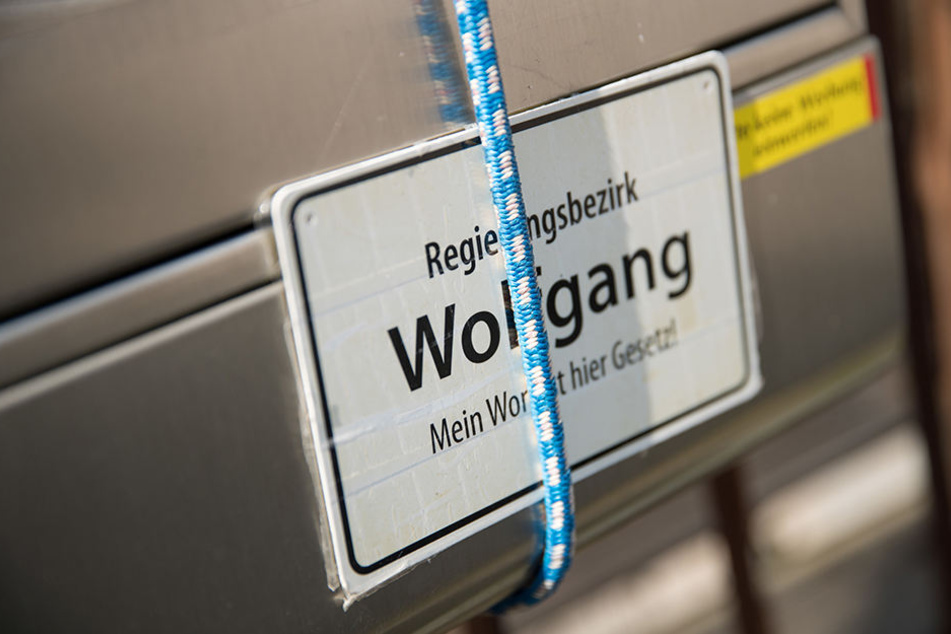 "Regierungsbezirk Wolfgang - Mein Wort ist hier Gesetz" ist auf dem Briefkasten am Anwesen des Angehörigen der "Reichsbürger"-Bewegung Wolfgang P. zu sehen.
