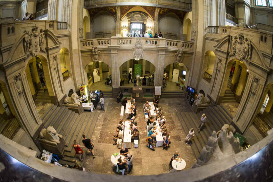 Staunende Gäste: Der sogenannte Bienenkorb in der Sächsischen Staatskanzlei gilt als der schönste Saal eines Ministeriums überhaupt.