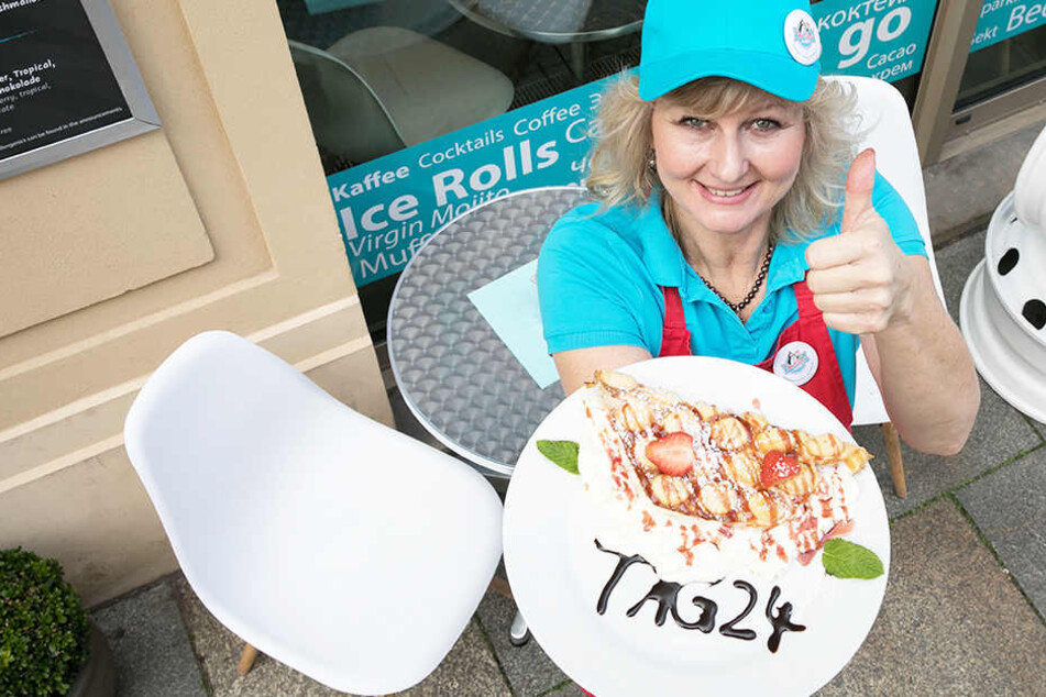 Kathleen Parma präsentiert die Waffeln mit Blasen.