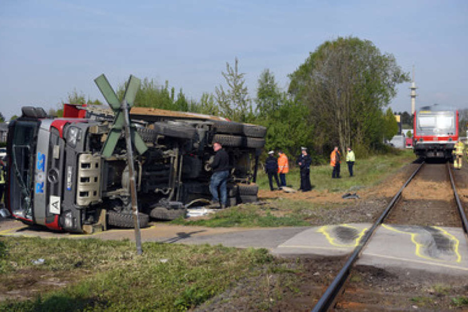 Der Zug traf den Laster mit voller Wucht. 13 Insassen und der Fahrer des Lasters wurden verletzt.