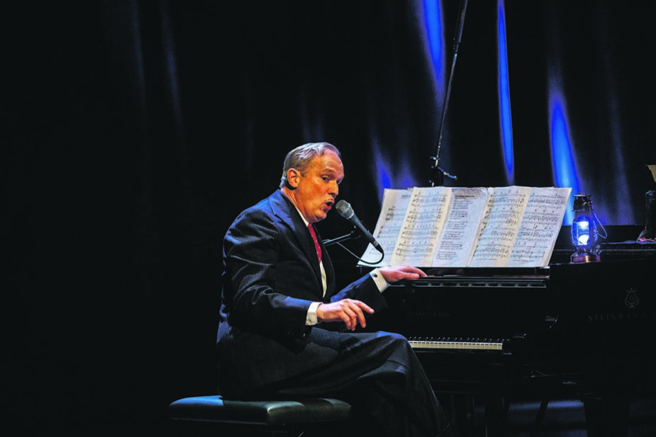 Mann, sind das viele Noten! Ulrich Tukur am Flügel im Kulturpalast.