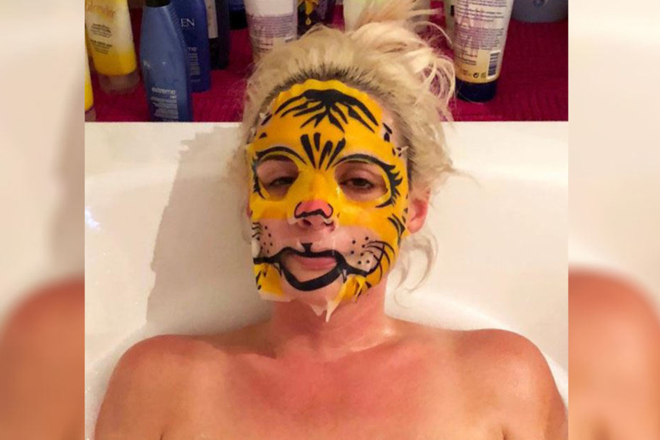 Daniela Katzenberger ist immer für eine Überraschung gut: Diesmal zeigt sie sich mit Tigermaske in der Badewanne.