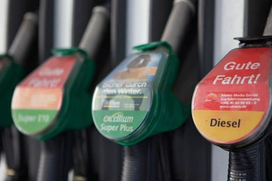 Gerade als die Mama tankte, ließ ihr zweijähriger Sohn den Motor des Autos an. Der Wagen fuhr gegen das Tankstellengebäude. (Symbolbild)