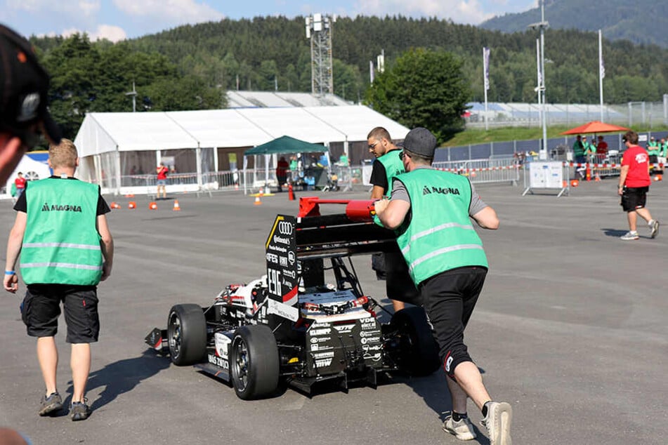 Das Racing Team der Hochschule Zwickau hat ein Jahr lang an "Eberhard", dem Mini-Flitzer, getüftelt.