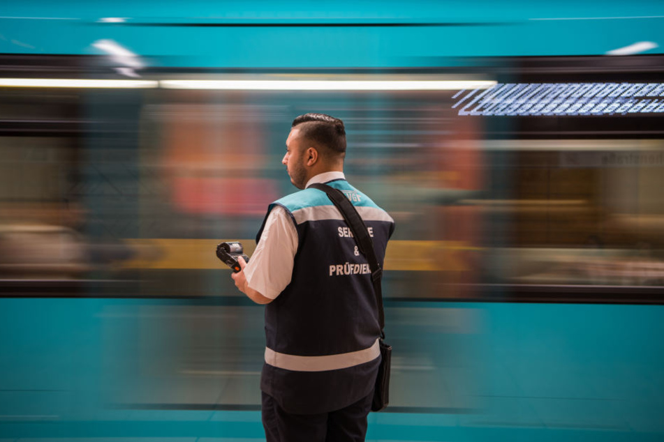 In der Nacht von Samstag zu Sonntag wurden über 200 Fahrgäste beim Schwarzfahren erwischt. (Symbolbild)