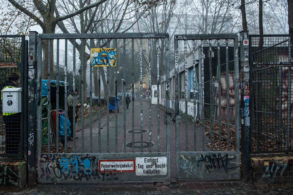 Das Eingangstor der von Asylbewerbern besetzten Gerhart-Hauptmann-Schule in Berlin-Kreuzberg.