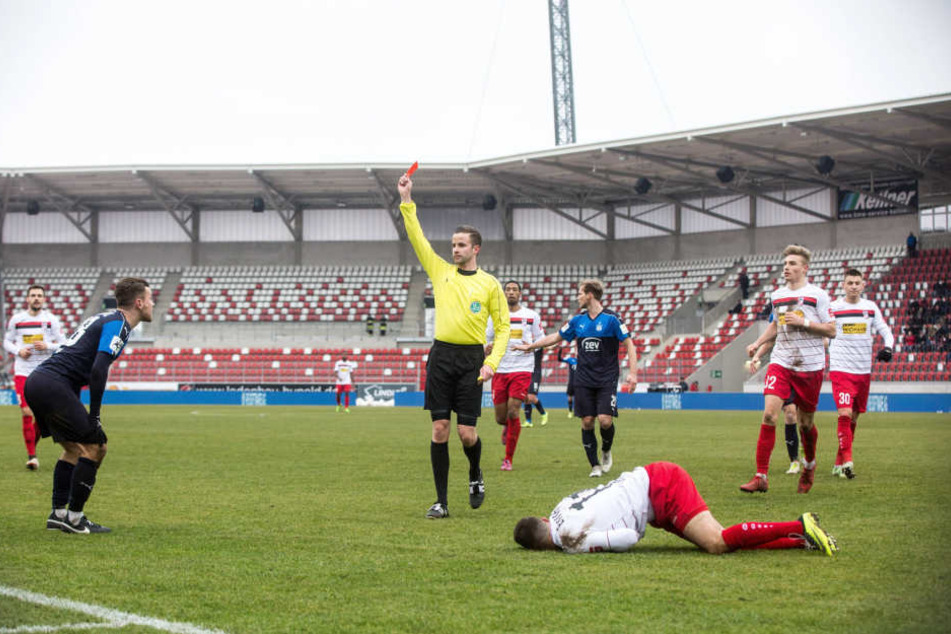 Nils Miatke erhielt im Spiel gegen Rot-Weiß Erfurt die rote Karte.