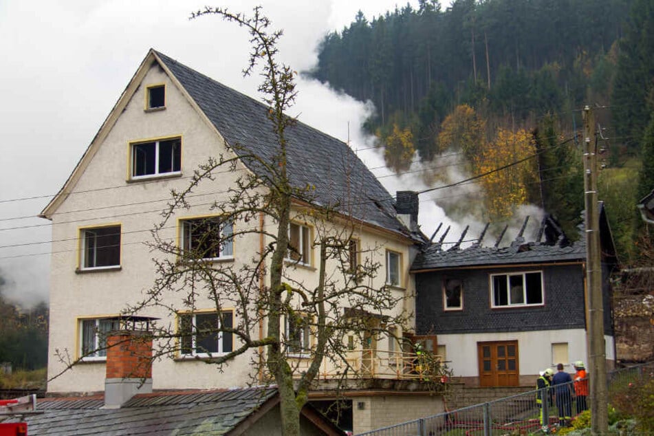 Riesige Rauchschaden ziehen in den Himmel über Lippelsdorf.