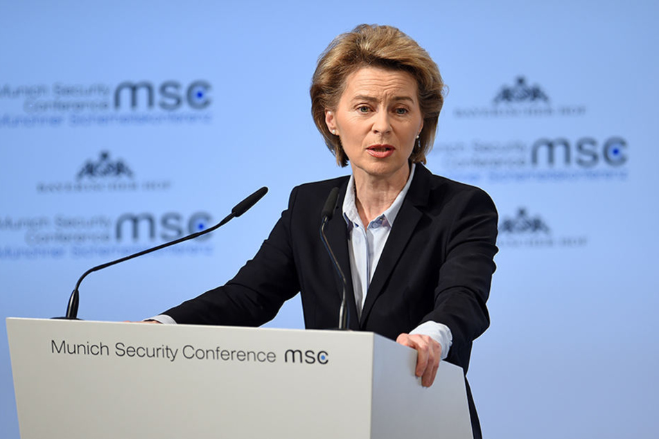 Ursula von der Leyen, Bundesverteidigungsministerin, spricht auf der 54. Münchner Sicherheitskonferenz im Hotel Bayerischer Hof.
