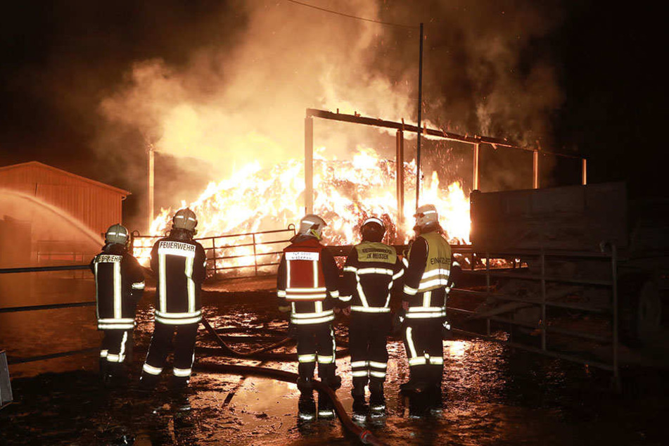 Die Kameraden der Feuerwehr mussten zu einem Strohlager in Niederau ausrücken.