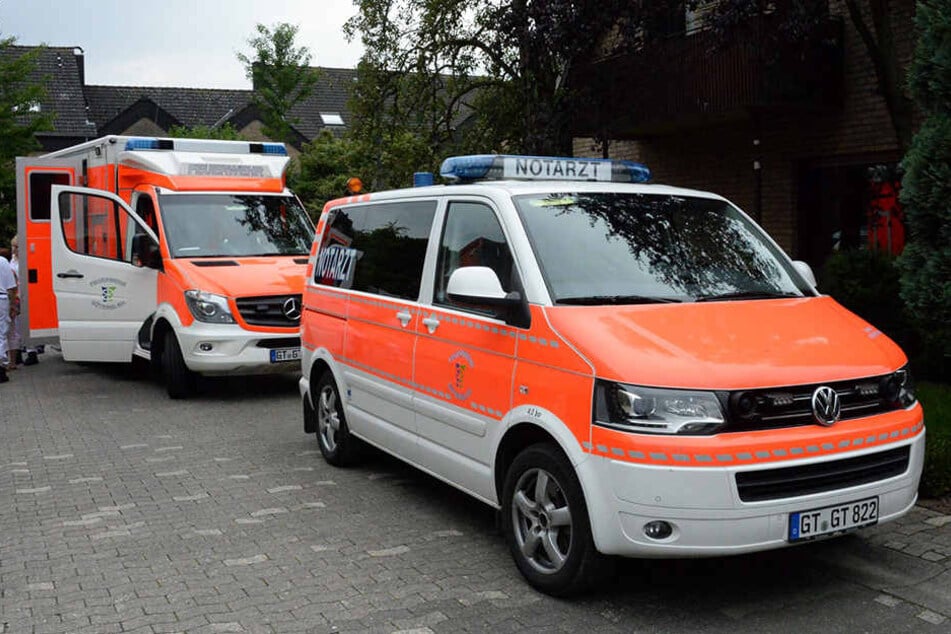 Der Notarzt wurde alarmiert und transportierte die beiden Kinder in ein Krankenhaus.