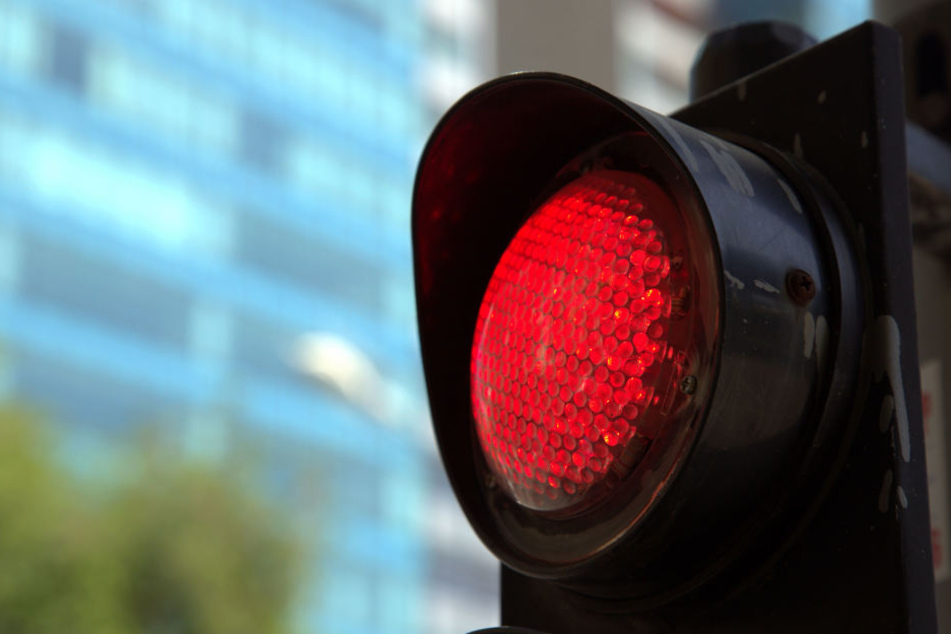 Eine rote Ampel nervte einen Mercedes-Fahrer anscheinend. (Symbolbild)