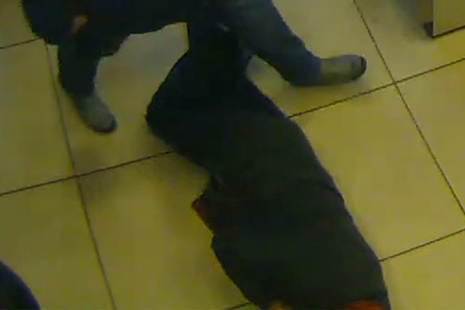 In einer Bankfiliale in Essen ignorierten Kunden einen sterbenden Mann.