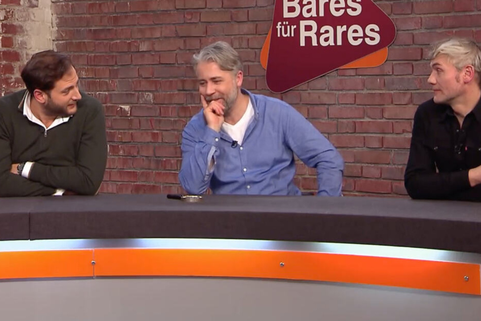 Julian Schmitz-Avila, Jan Cizek und Christian Vechtel (l-r) liefern sich einen harten Bieter-Battle.