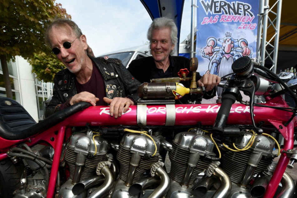 Comiczeichner Rötger Feldmann (links) hinter seinem legendären "Red-Porsche-Killer" Daneben: Holger "Holgi" Henze.