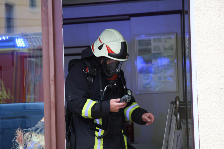 Mit spezieller Ausrüstung ausgestattet untersuchten die Feuerwehrmänner das Haus auf Kohlenmonoxid.