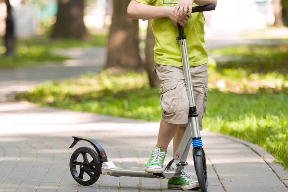 Den Roller hatte sich der 5-jährige Junge von seinem Taschengeld gekauft. (Symbolbild)
