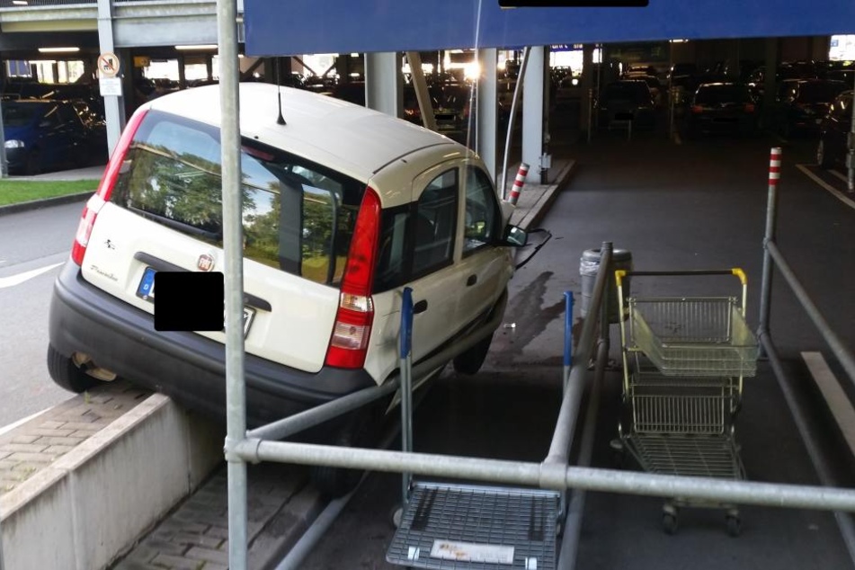 So wollte die Frau mit Sicherheit nicht einparken.
