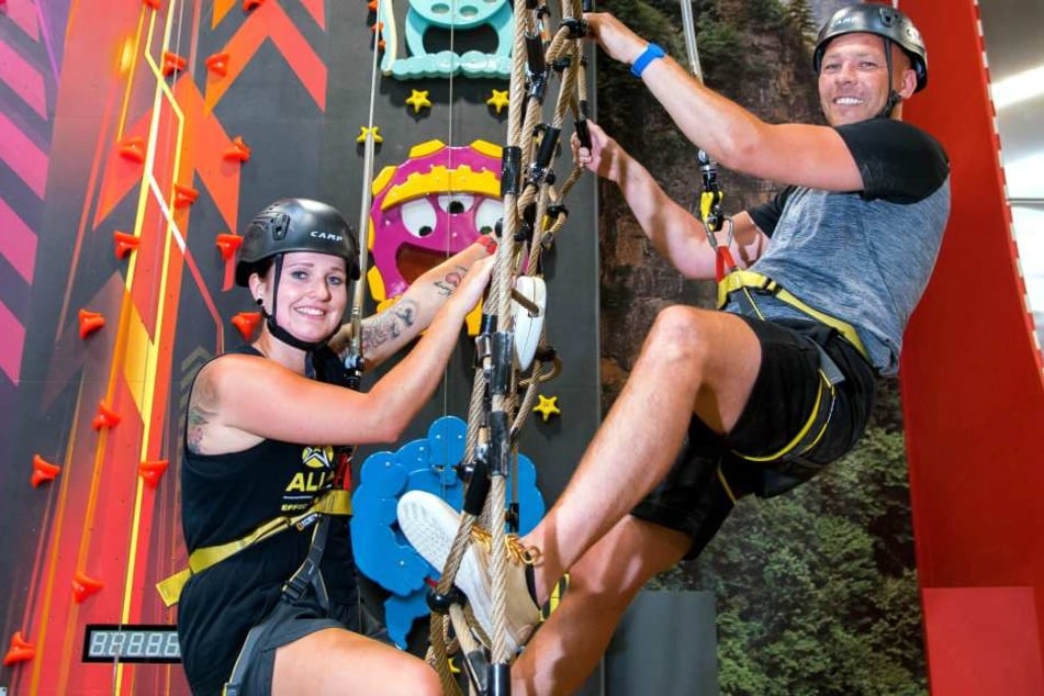 Lisa Brückner (24) und Maik Ehmke (39) testen eine der elf Kletterwände.