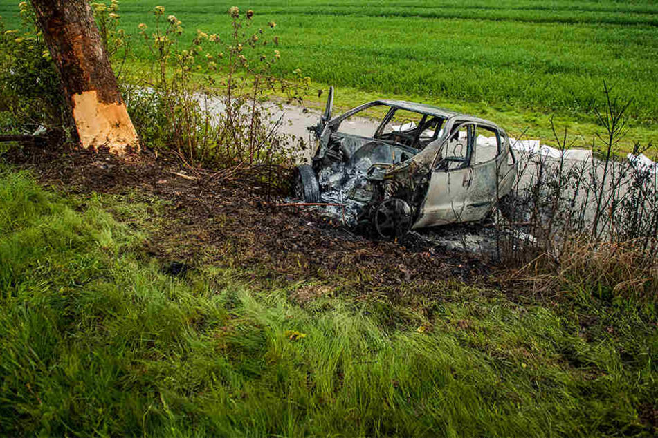 Der Fahrer verbrannte in seinem Auto.
