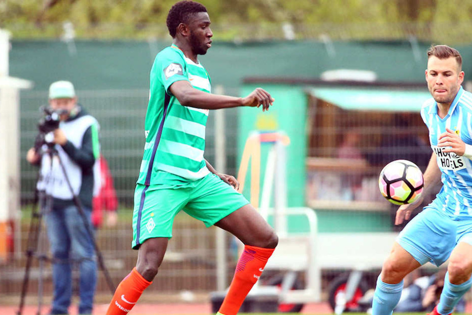 Ousman Manneh (l.) im April dieses Jahres im Spiel der Bremer „U23“ gegen Chemnitz. Für Werder bestritt er bisher sechs Partien in der Bundesliga.