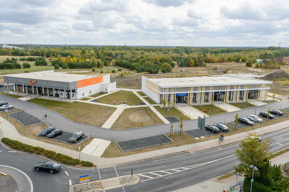 Das Outlet gliedert sich in zwei Gebäude: Links der riesigen Nike Store.
