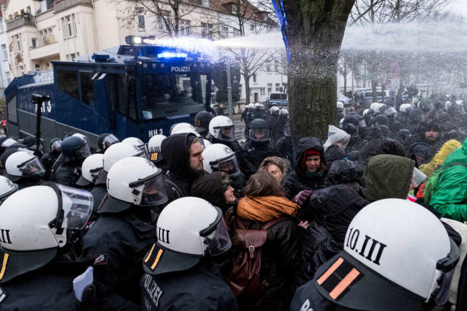 Die Polizei setzte Wasserwerfer gegen die Demonstranten ein.