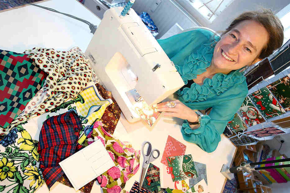 Ihre Freude am Kartenschreiben und an alten Stoffresten verbindet Judith Herschel (52) zu einem Hobby: Sie entwirft Stoff-Postkarten.