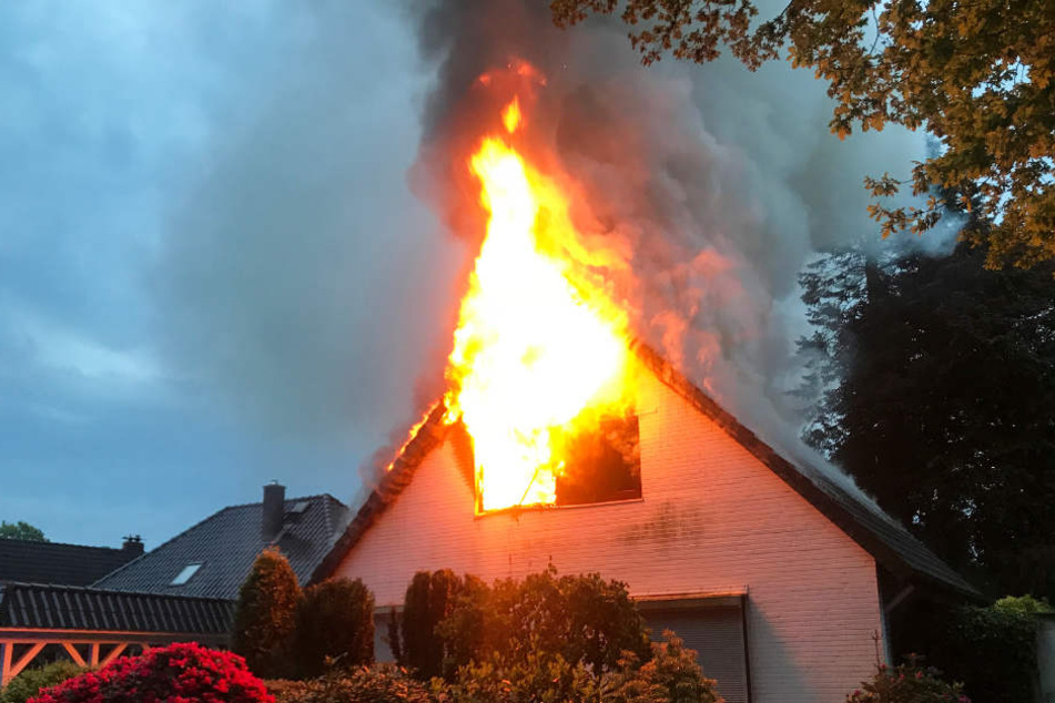 Die Flammen schlugen mehrere Meter aus dem Haus.