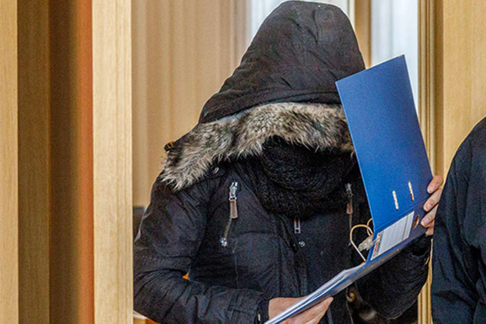 Sindy "Mauzi" L. (29), die sich im Gericht total vermummte, will heute mit ihrem Liebsten nichts mehr zu tun haben.