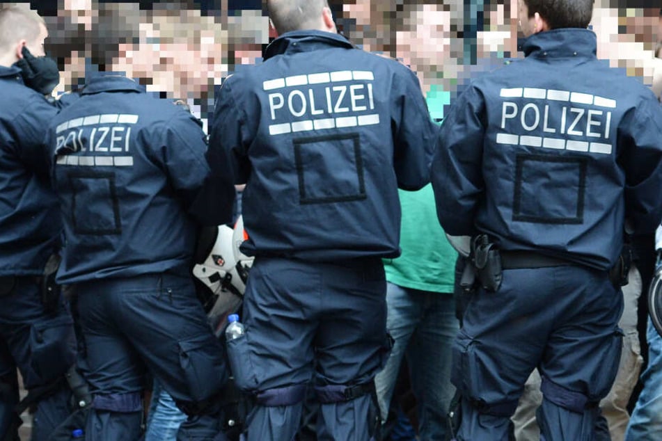 Die Polizei wurde aus der Menge der Flashmob-Teilnehmer heraus angegriffen (Symbolbild).