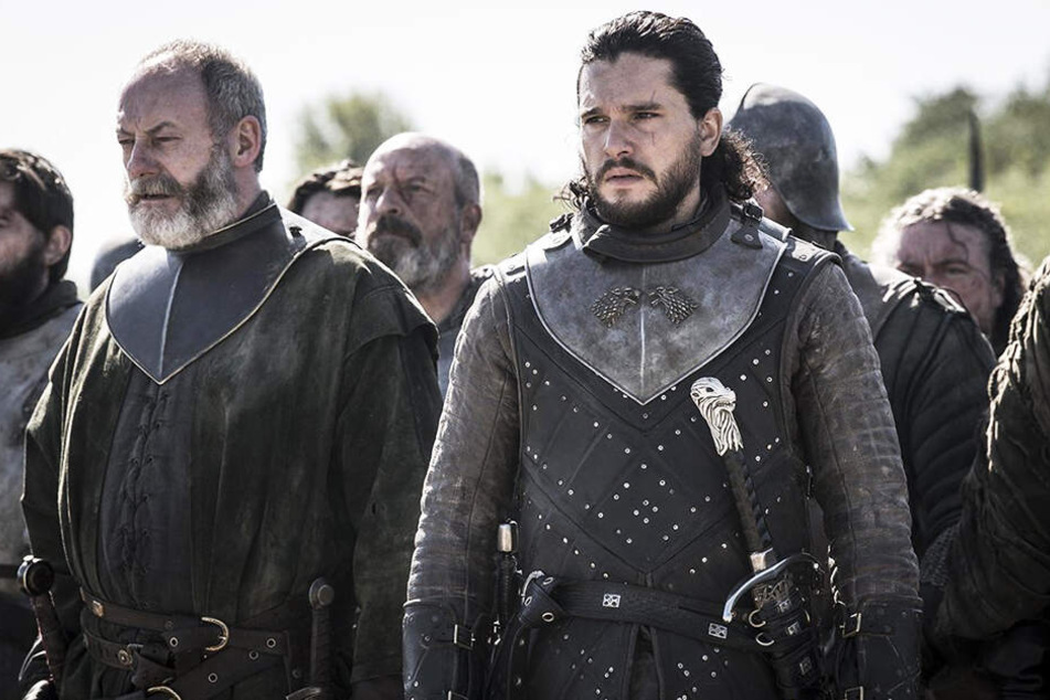 Aegon Targaryen alias Jon Schnee (r., Kit Harington) und Ser Davos Seewert (l., Liam Cunningham) haben in dieser allerletzten "GoT"-Folge noch einiges zu überstehen.