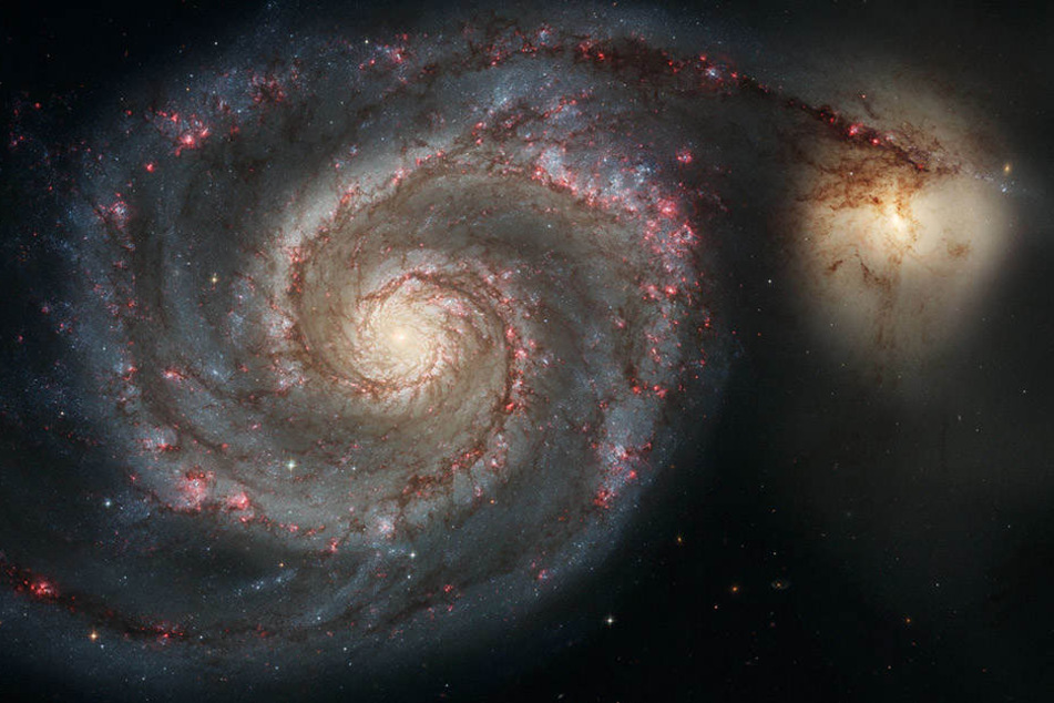 Dieses Hubble-Weltraumteleskopbild stellt eine Verschmelzung zweier Galaxien dar, die in der Masse der Milchstraße und der großen Magellan'schen Wolke ähneln.