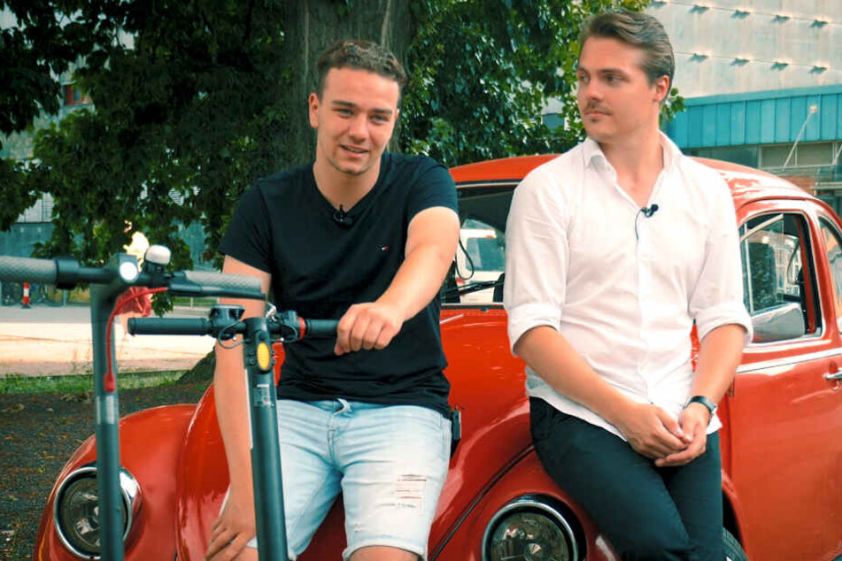 E-Scooter-Tester Paul (l.) war mit dem günstigen Roller unter 300 Euro nicht ganz so zufrieden. Natürlich hängt es immer davon ab, welche Anforderungen man ans Gerät hat.