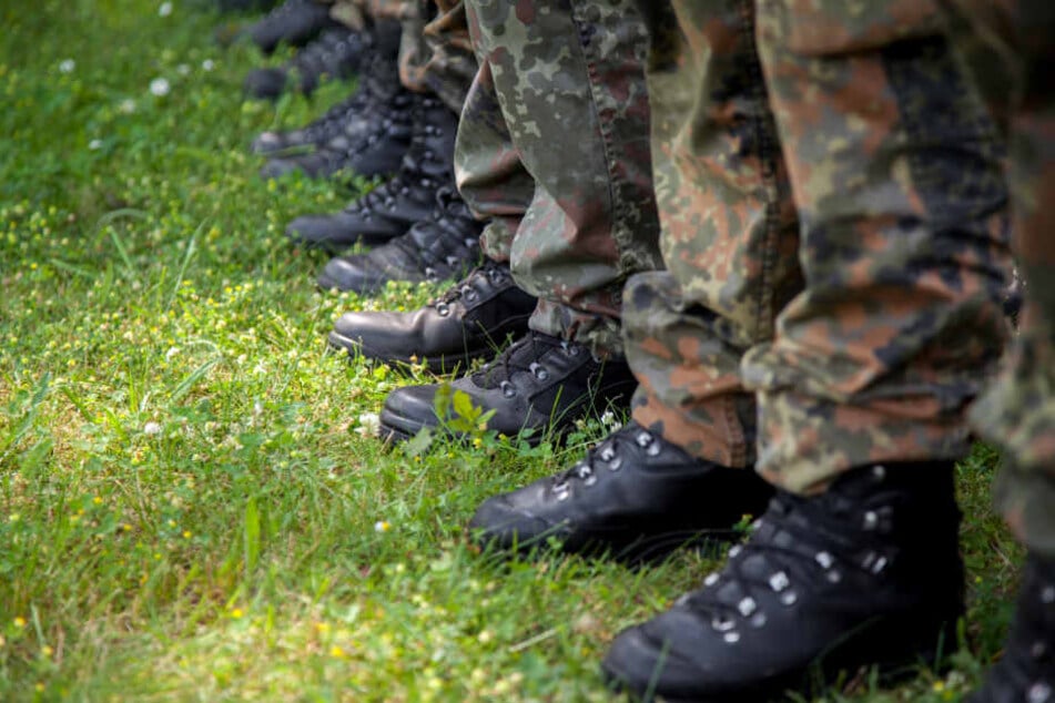 Hunderte deutsche Soldaten rücken zu Einsatz nach Afghanistan aus