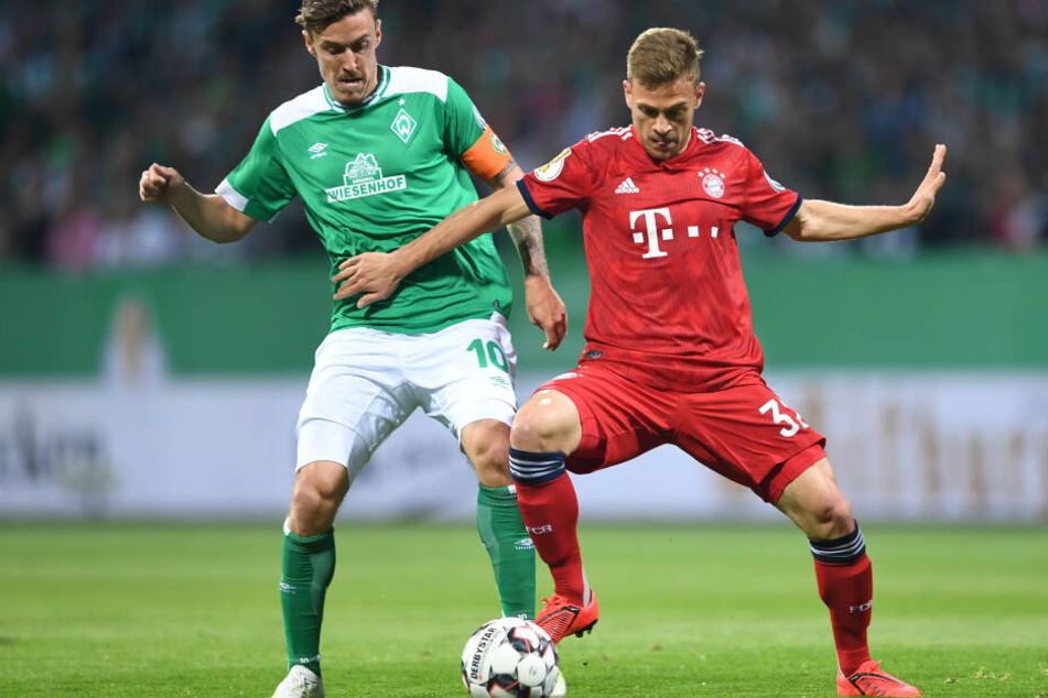 Bremens Max Kruse (l) und Münchens Joshua Kimmich kämpfen um den Ball.
