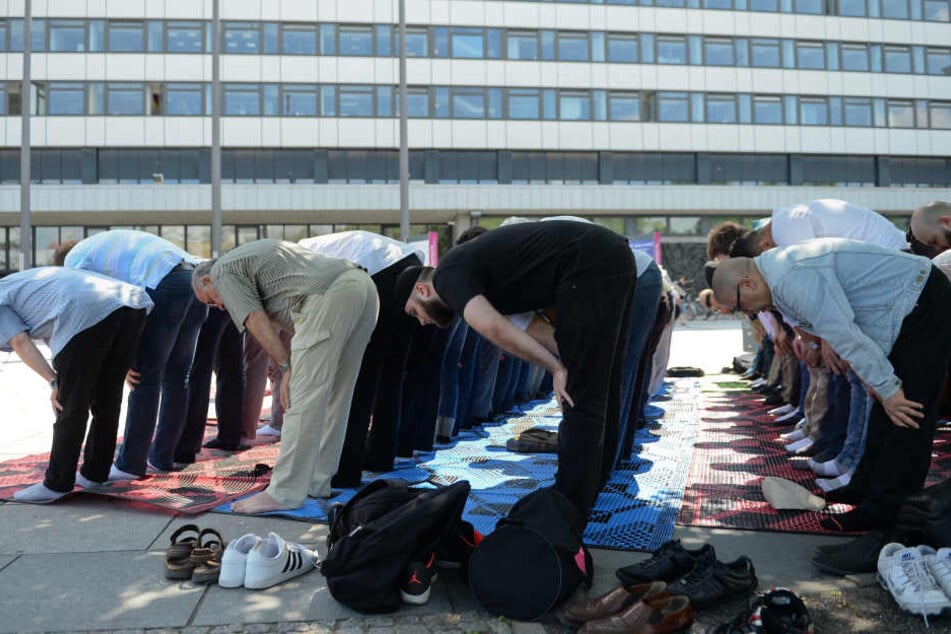 Muslime beim Freitagsgebet in Berlin.