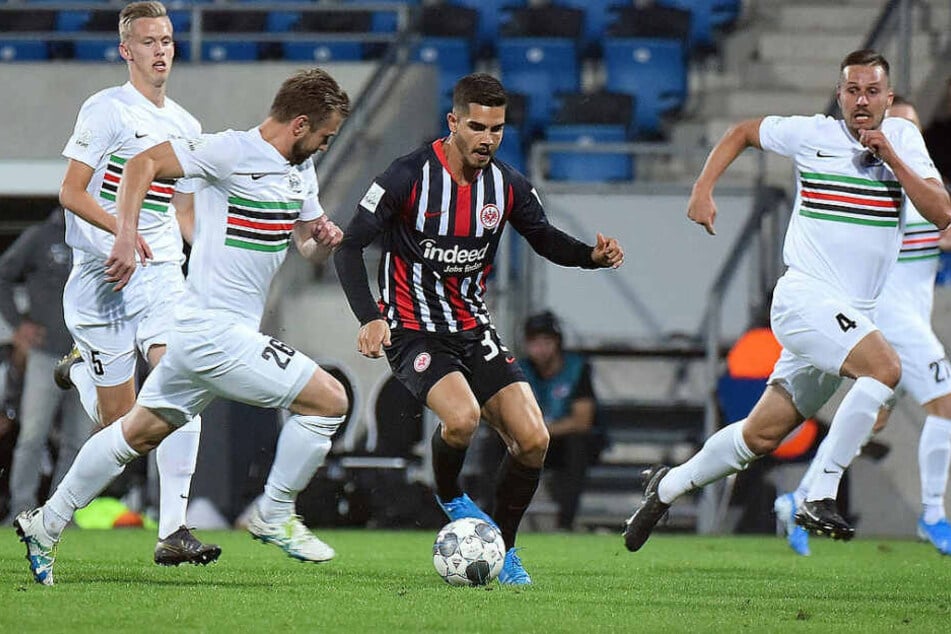 Neuzugang André Silva setzt zum Sprint an, Chemies Kicker versuchen die Leihgabe des AC Mailand zu stoppen.