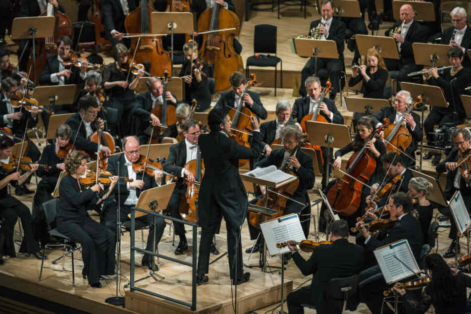 Bei der Einweihung spielte die städtische Philharmonie Musik von Dmitri Schostakowitsch, Franz Schubert und Ludwig van Beethoven unter Leitung von Chefdirigent Michael Sanderling.