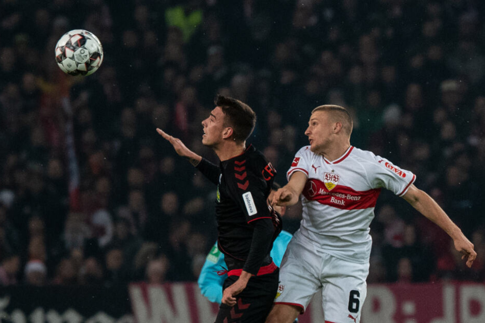 Stuttgarts Sechser Santiago Ascacibar im Kopfballduell mit Freiburgs Janik Haberer.