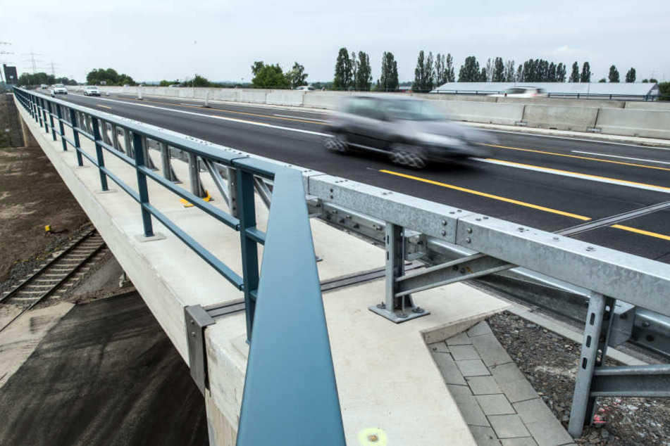 Autos fahren über die neue Brücke.