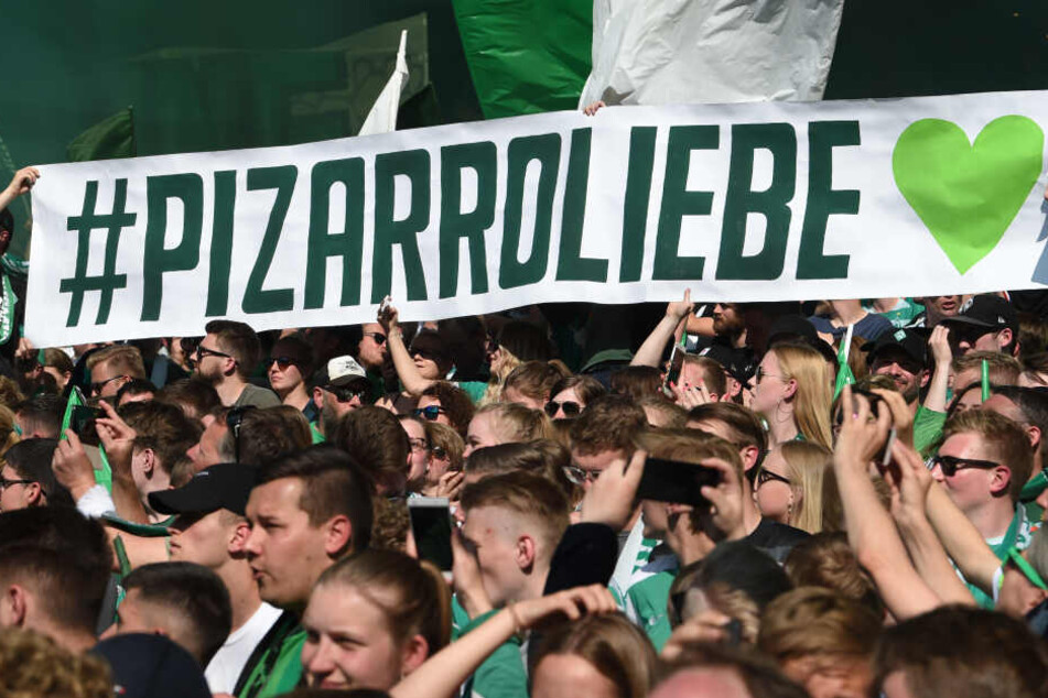 Fans halten einen Banner mit #Pizarroliebe hoch. Der 40-jährige Bundesliga-Oldie hat seinen Vertrag noch einmal um ein Jahr verlängert.