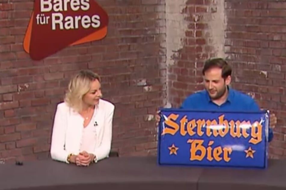 Die Händler bei "Bares für Rares" sind ganz angetan von dem Emailleschild.