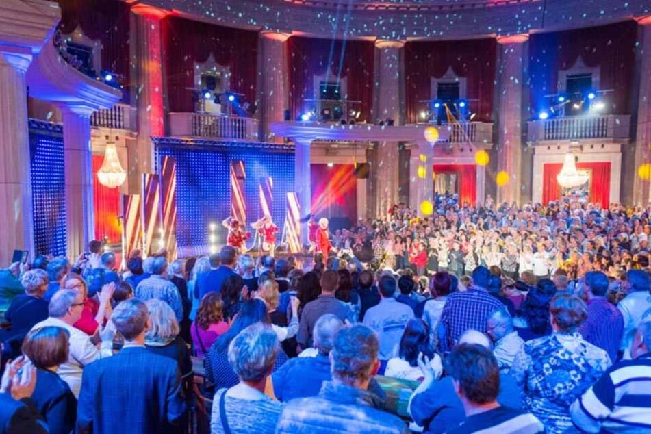 Viele Lichter und Discokugeln: Der Eventpalast in Leipzig bot den Schlagerkünstlern eine schillernde Location.
