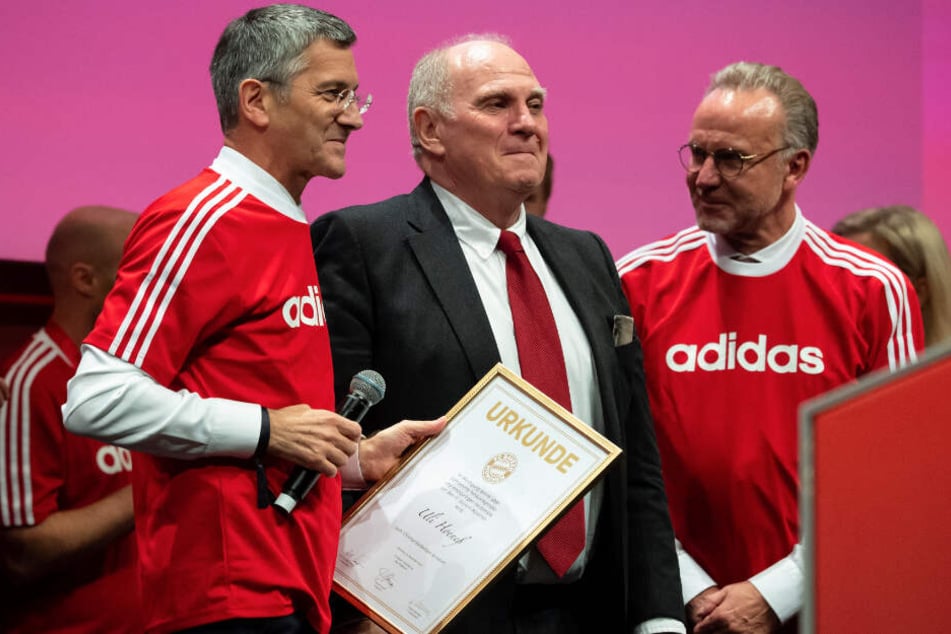 Herbert Hainer, neuer Präsident des FC Bayern (l) und Karl-Heinz Rummenigge (r), Vorstandsvorsitzender der FC Bayern München AG, ernnen Uli Hoeneß zum Ehrenpräsidenten.