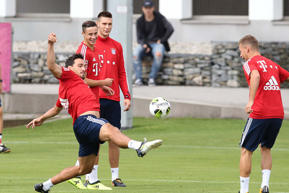Auch die Bayern-Nationalspieler Mats Hummels (l.) und Joshua Kimmich (r.) konnten sich schon mal an jenen Ball gewöhnen, mit dem in Chemnitz gespielt wird.