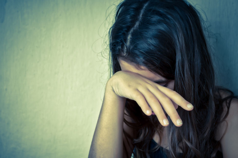 In seiner Wohnung vergewaltigte der Angeklagte das 14-jährige Mädchen schließlich. (Symbolbild)