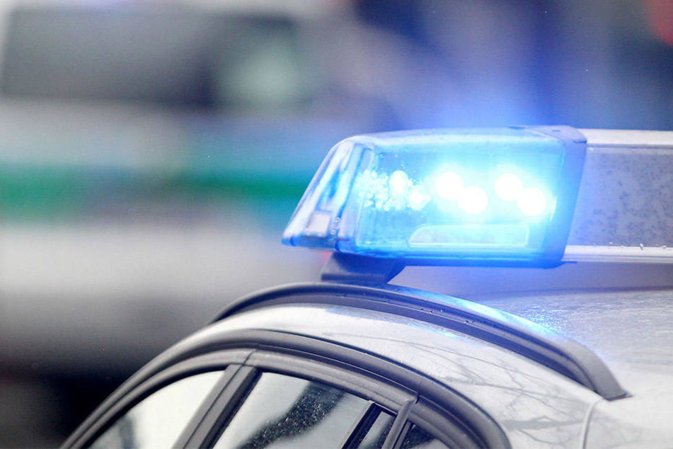 Noch immer sucht die Polizei nach den Männern, die im ganzen Innenstadtbereich hasserfüllte Plakate aufgehängt haben.